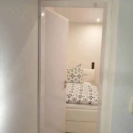 Apartment Ferienwohnung Im Modernen Ambiente Mit Eigenem Aussenbereich *